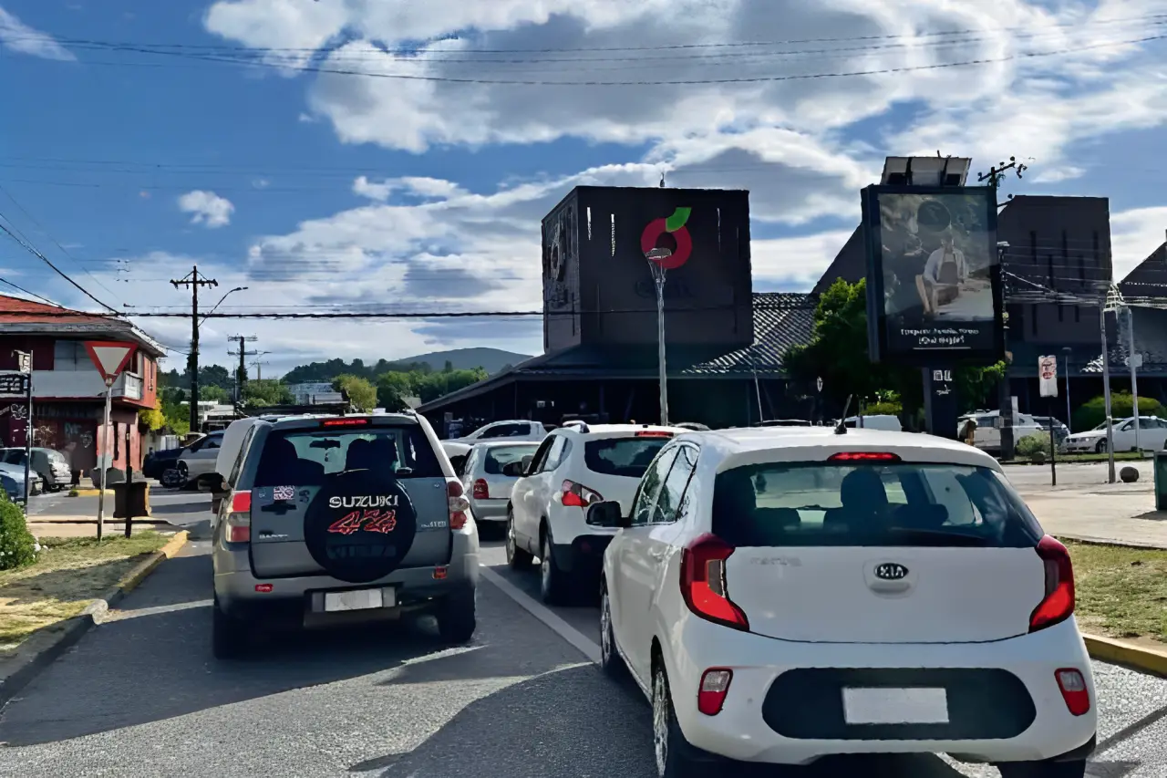 Vecinos de Villarrica y Pucón sufren por caos vial vial debido al recambio de turistas. Viajes que antes tomaban 15 minutos ahora duran horas
