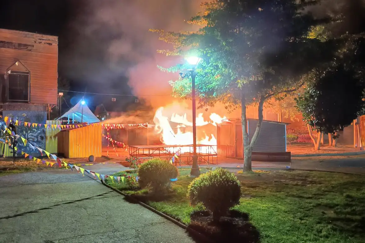 Incendio destruye tres locales de artesanía en Villarrica. Bomberos trabajaron para controlar las llamas cerca de la municipalidad.