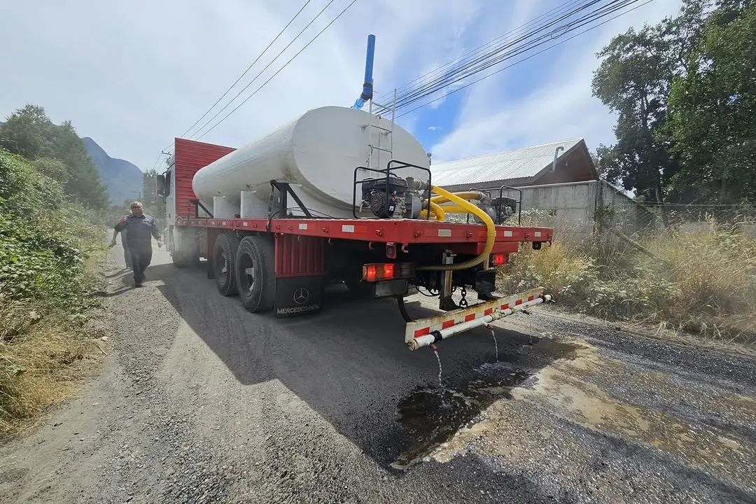 Histórico hito en Pucón: Alcalde Álvarez bate récord en mantención de caminos con innovador tratamiento de bischofita