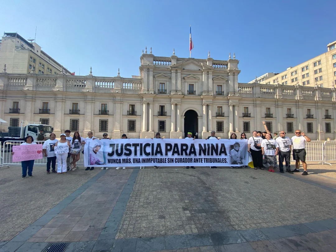 Familiares y vecinos de Nina se movilizan en Santiago exigiendo justicia tras su acusación por presunto incendio forestal en Los Sauces