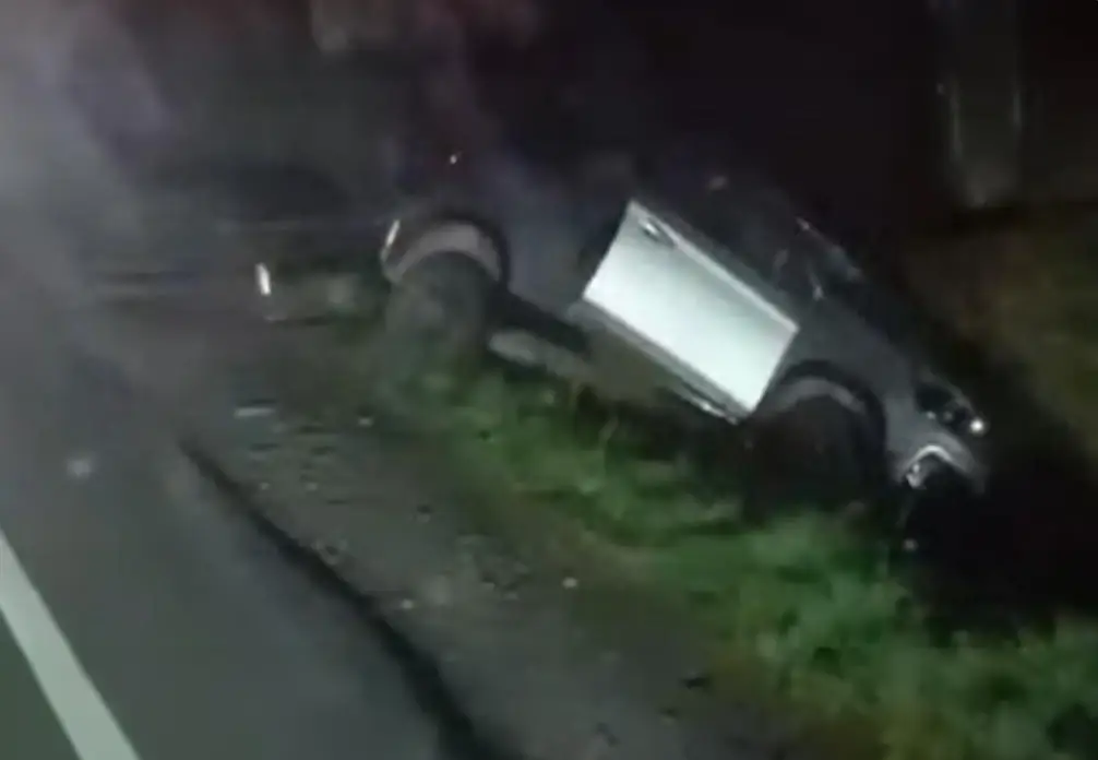 Colisión en la ruta Villarrica-Freire deja cuatro lesionados, incluyendo dos lactantes. Bomberos, SAMU y Carabineros atendieron la emergencia