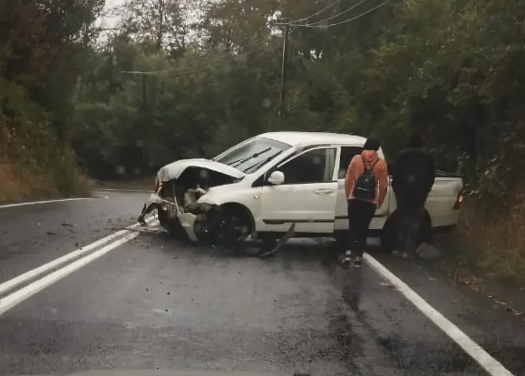 Reportan accidente vehicular en camino pedregoso de Villarrica. Involucra camioneta blanca; causas y lesionados aún sin confirmar