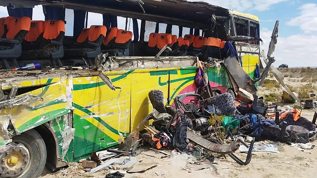 Dos chilenos fallecieron en un trágico accidente en Bolivia, donde 37 personas perdieron la vida tras el choque de dos buses.
