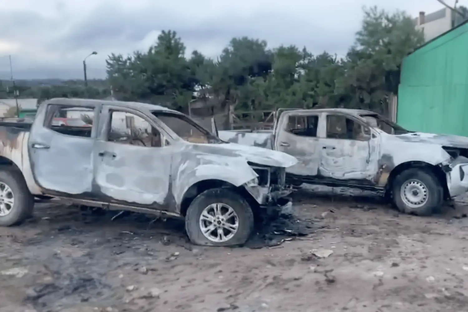 Encapuchados incendian dos camionetas en ruta Angol-Los Sauces, La Araucanía. Dejan lienzo alusivo a causa mapuche