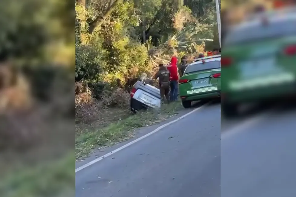 Emergencia en Villarrica: vehículo volcado en ruta hacia Freire