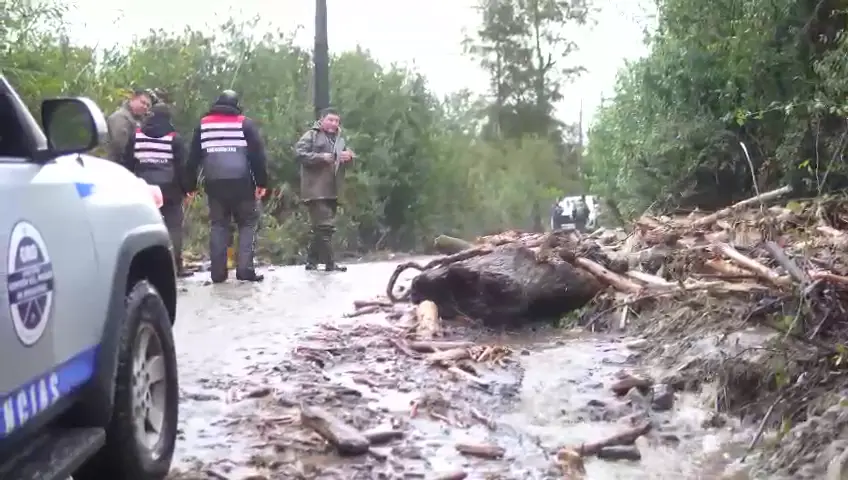 Lluvias en Pucón: Alerta Roja por deslizamientos y calles anegadas