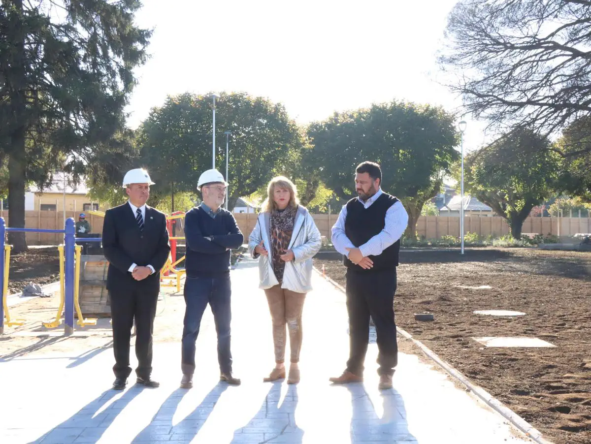 Avanza renovación de la Plaza Los Héroes de Pitrufquén: Inversión millonaria beneficia comuna