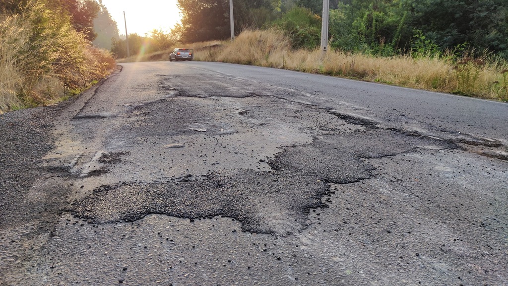 Urgente reparación en ruta R-90-P desgaste amenaza turismo y seguridad en Lumaco