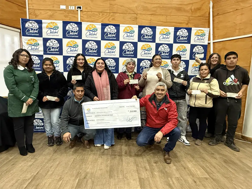 Estudiantes de Cholchol reciben becas para continuar estudios