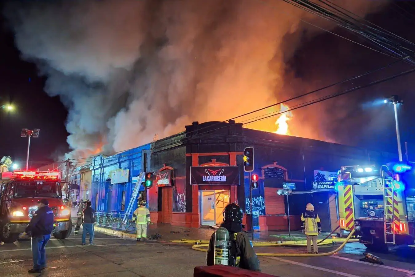 Incendio en Victoria devasta galería comercial: Balance preliminar reporta 14 locales afectados y dos heridos