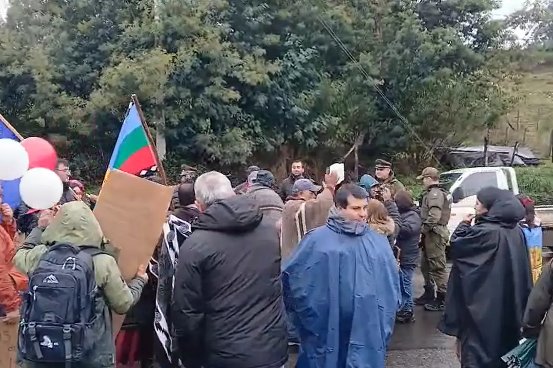 Manifestación en Carahue: vecinos exigen soluciones por el deterioro del puente Frei Montalva