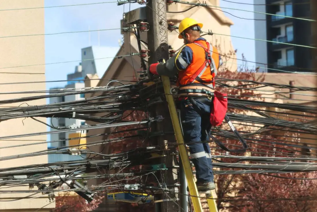 Alcaldes y empresas firman convenio para retirar cables en desuso desde septiembre en todo el país.