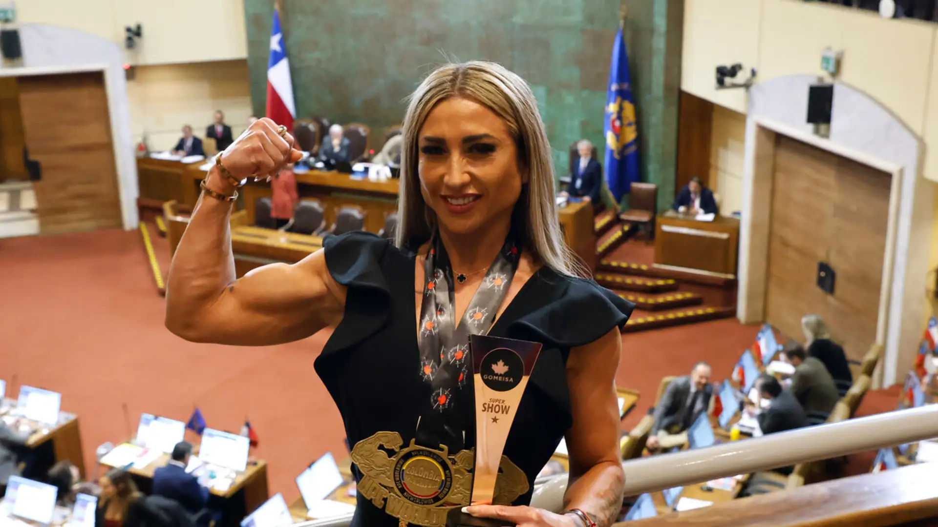 Congreso homenajea a Nicole Moreno por logros en fisicoculturismo internacional.