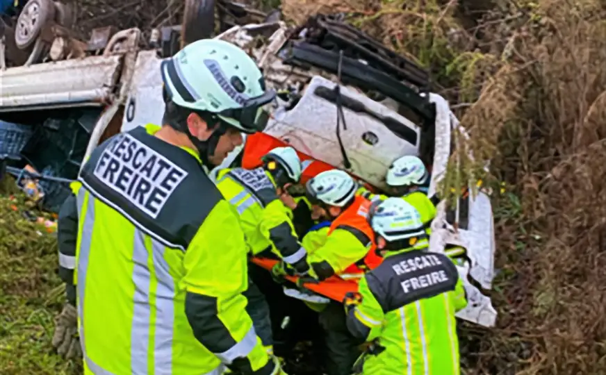 Volcamiento de camión en ruta Freire Villarrica deja 2 lesionados