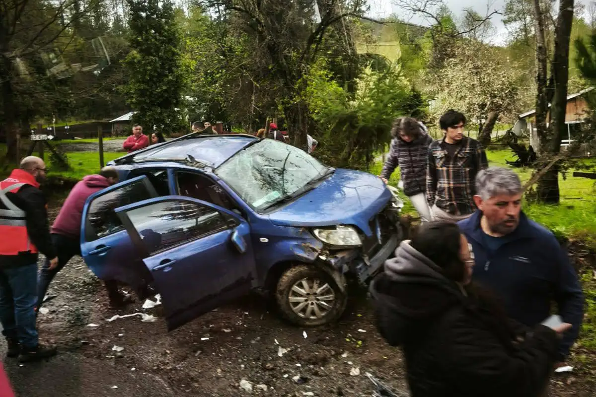 Accidente vehicular en Villarrica: mujer atrapada fue rescatada por Bomberos