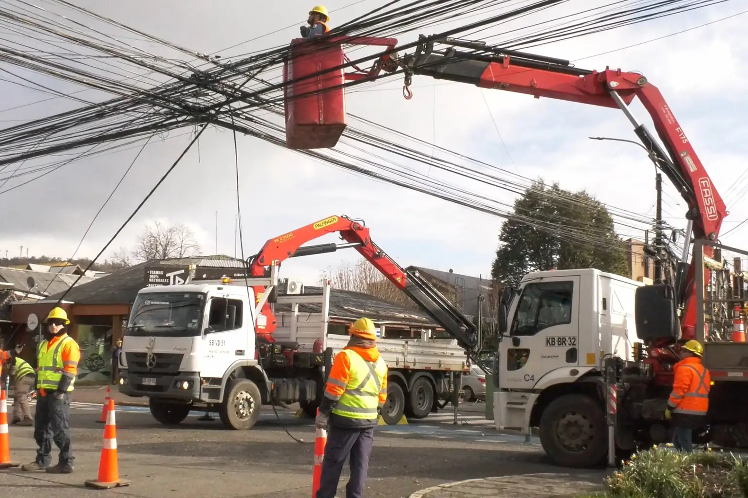 Ley Chao Cables: Pucón retira 27 kilómetros de tendido en desuso