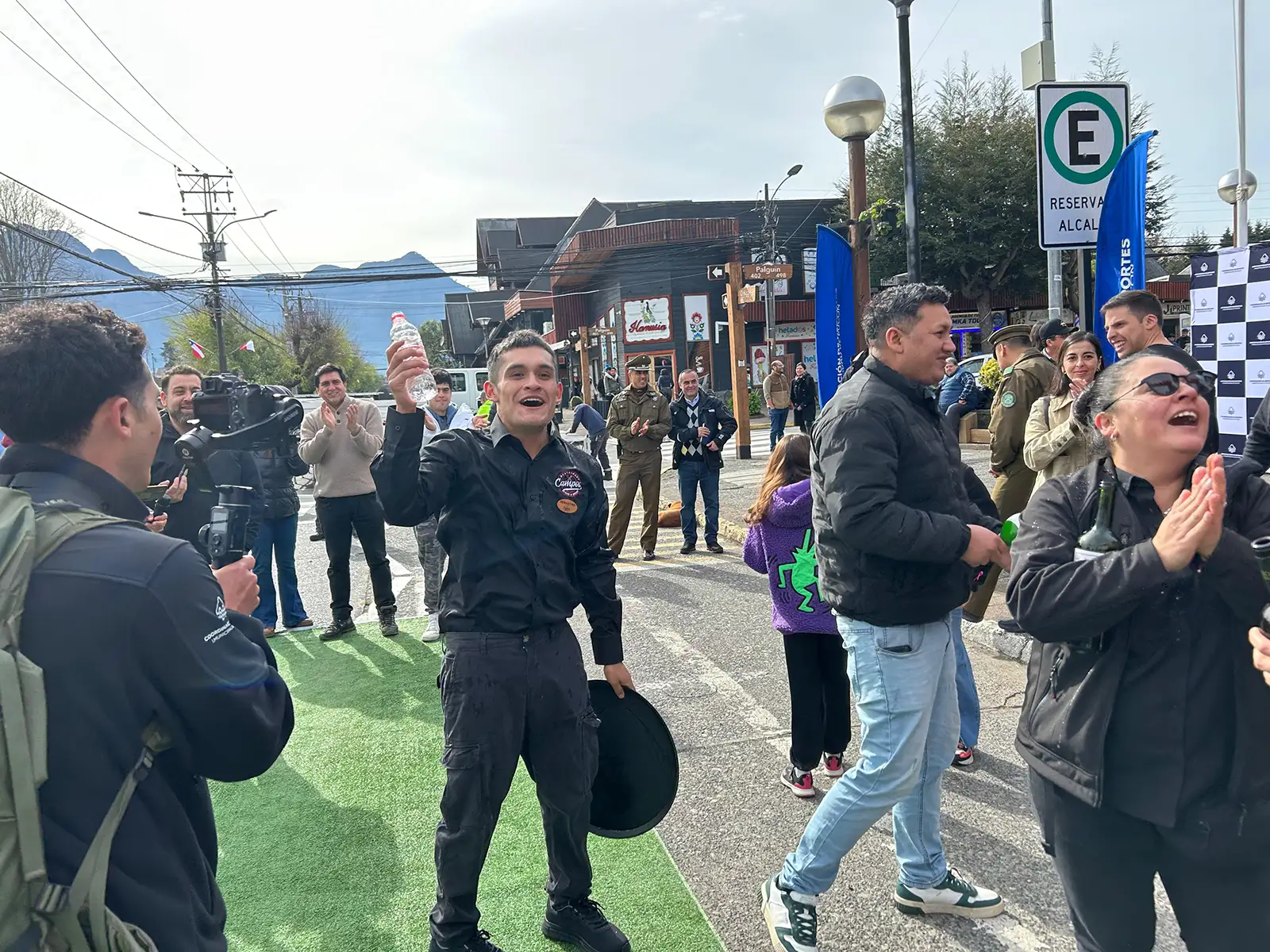 Restaurant Campos celebró tras el triunfo de sus garzones en la competencia anual en Pucón.