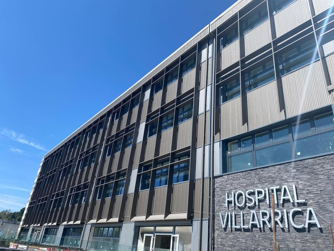Tragedia en Villarrica: menores murieron tras recibir descarga eléctrica al instalar bandera. Hospital de Villarrica