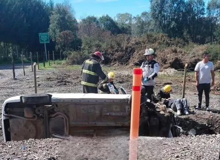 Volcamiento en Villarrica moviliza a Bomberos en sector El Tume
