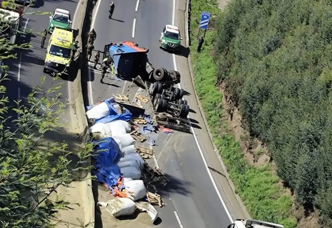 Volcamiento de camión en Collipulli genera suspensión de tránsito en Ruta 5 Sur