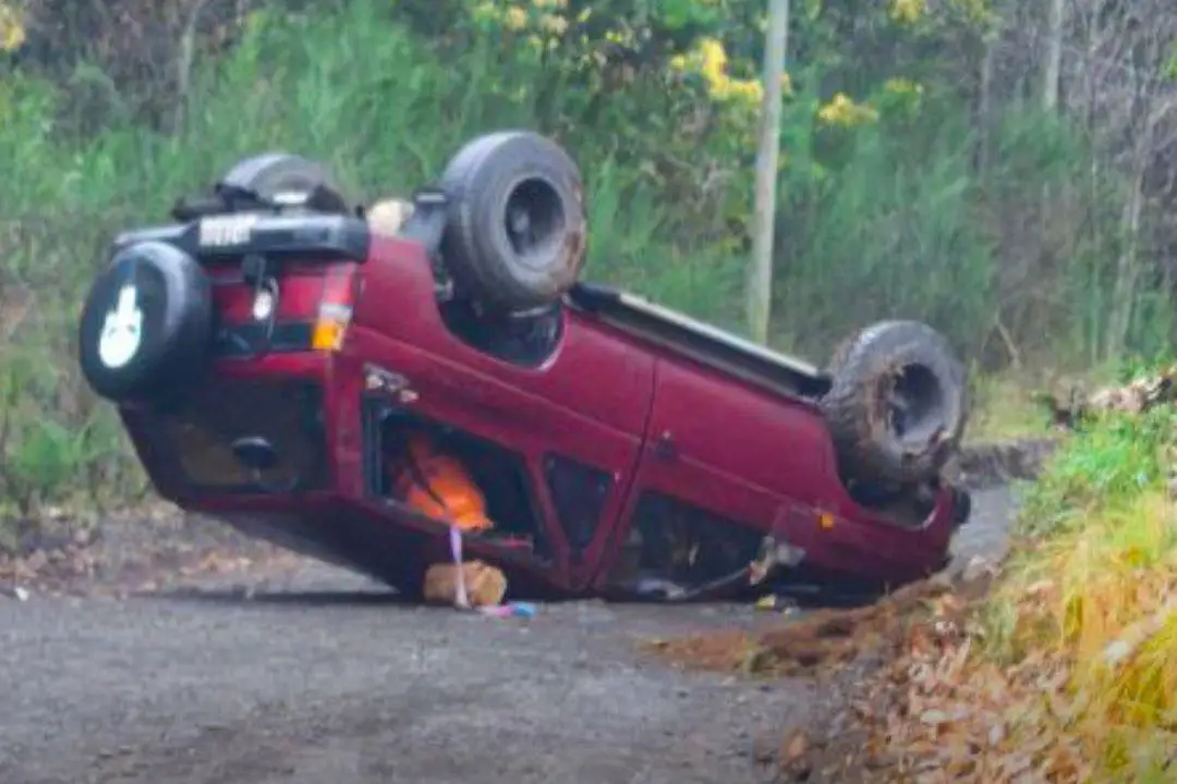Equipos de emergencia rescataron a una conductora tras accidente en Iturrieta Mardones.