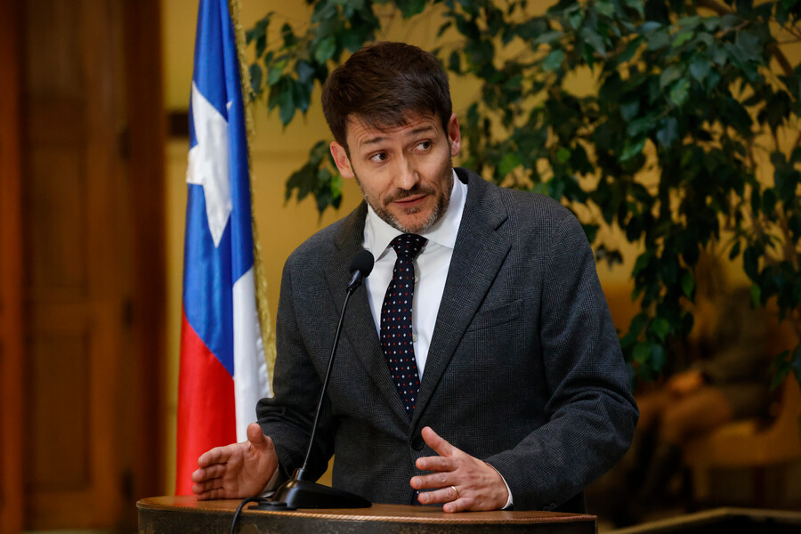 Oposición presenta acusación constitucional contra Diego Pardow por error en las cuentas de la luz