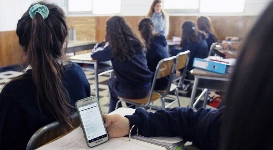 Senado aprueba proyecto que prohíbe los celulares en los colegios de todo Chile