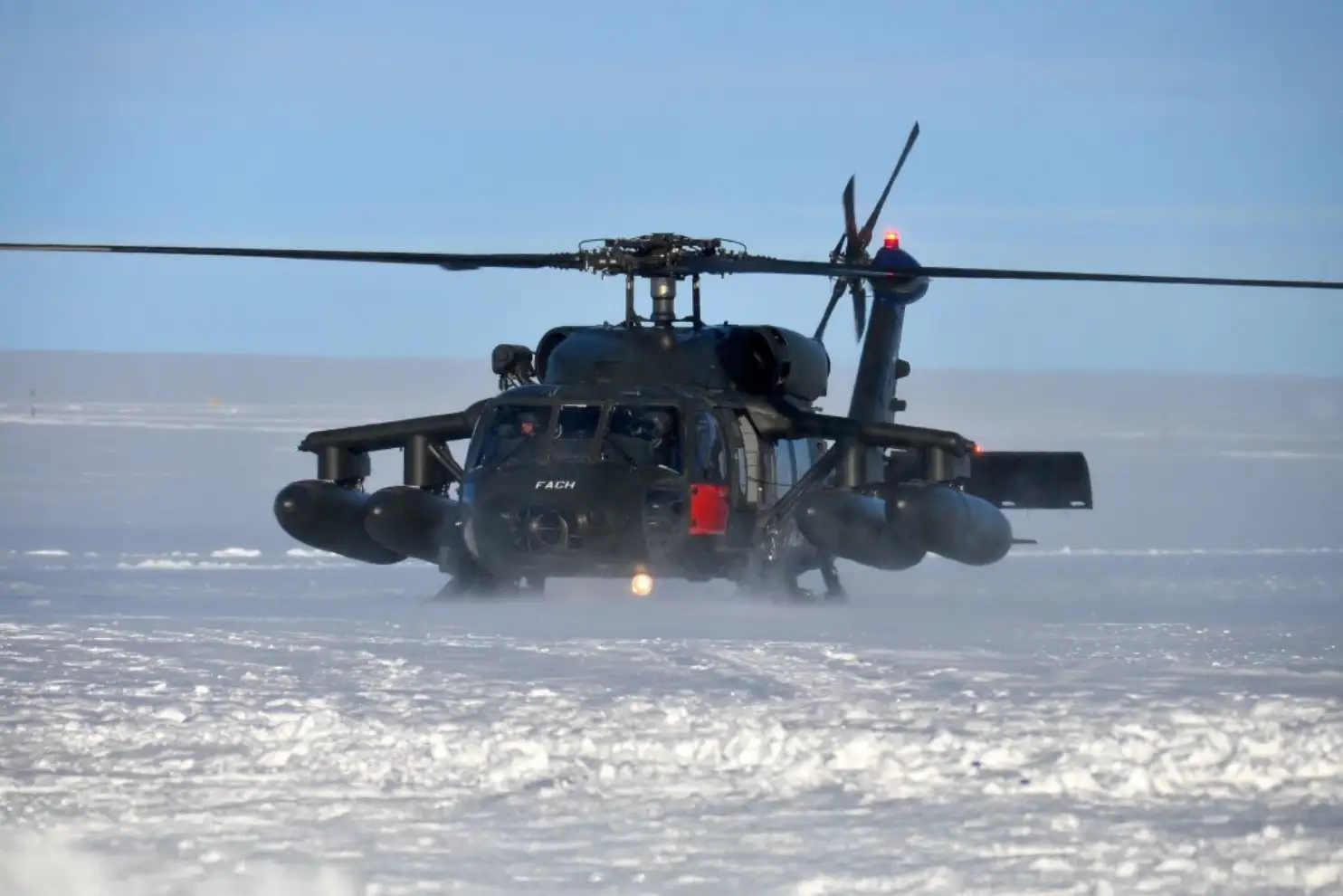 Encuentran helicóptero de la FACh en Campo de Hielo Sur con 3 sobrevivientes