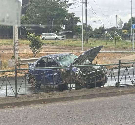 Accidente en Temuco deja 3 heridos tras choque y volcamiento