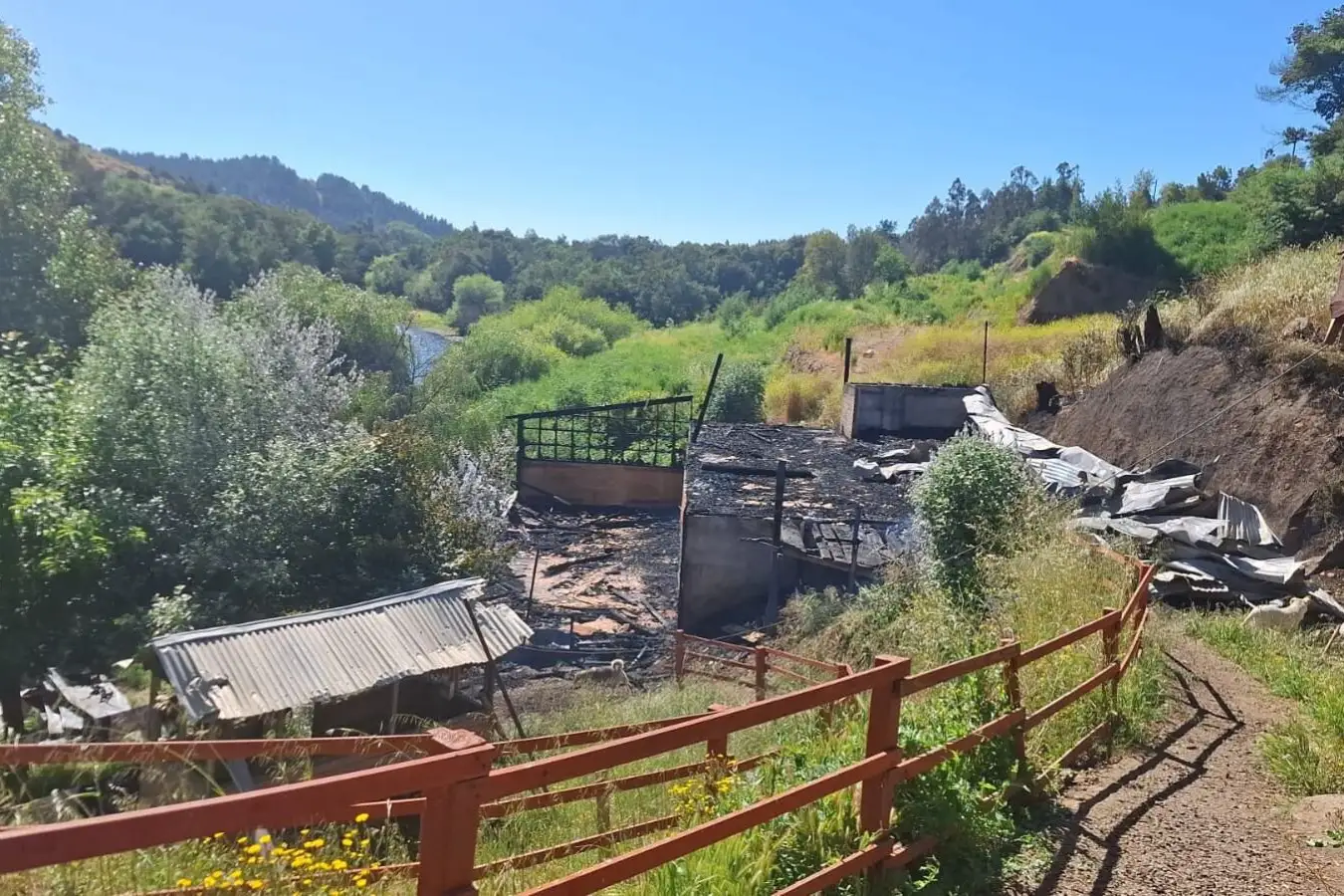 PDI investiga posible ataque tras incendio que arrasó 3 cabañas en Angol