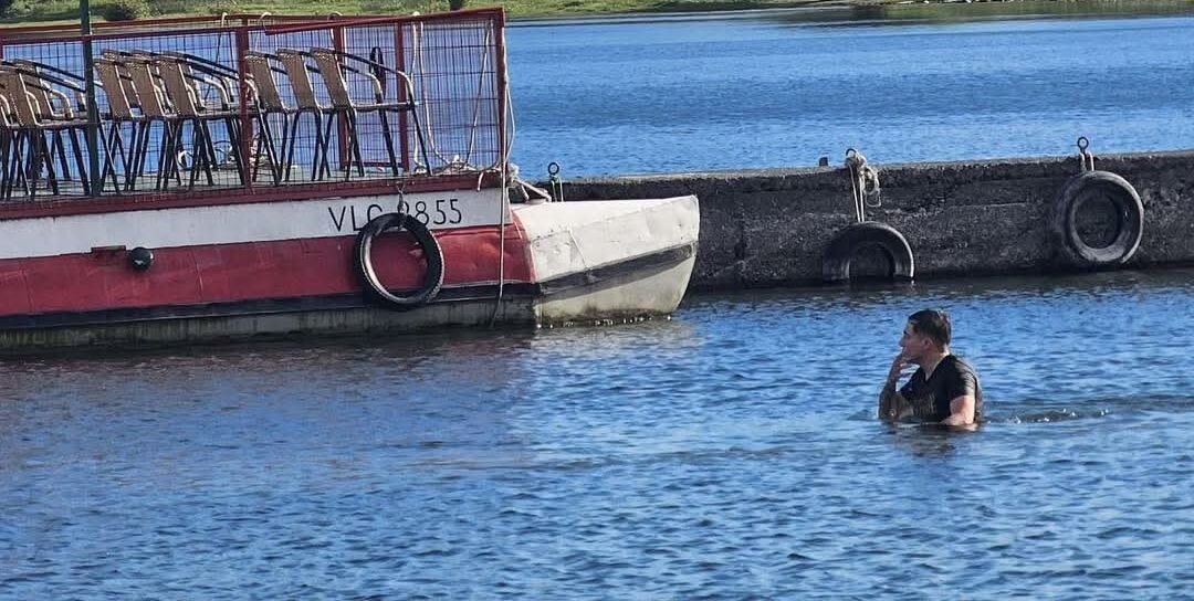 Intento de fuga en el Lago Villarrica: carabinero se lanza al agua para detener a joven