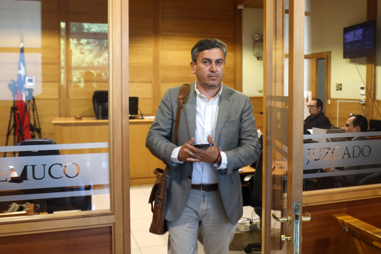 La rebaja cautelar permite a Ojeda continuar el proceso desde su hogar mientras la Fiscalía evalúa apelar.