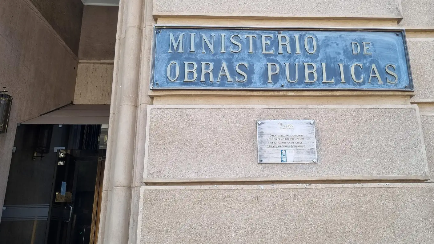 PDI allana oficinas de la DGC del MOP por presuntos pagos irregulares a proveedores