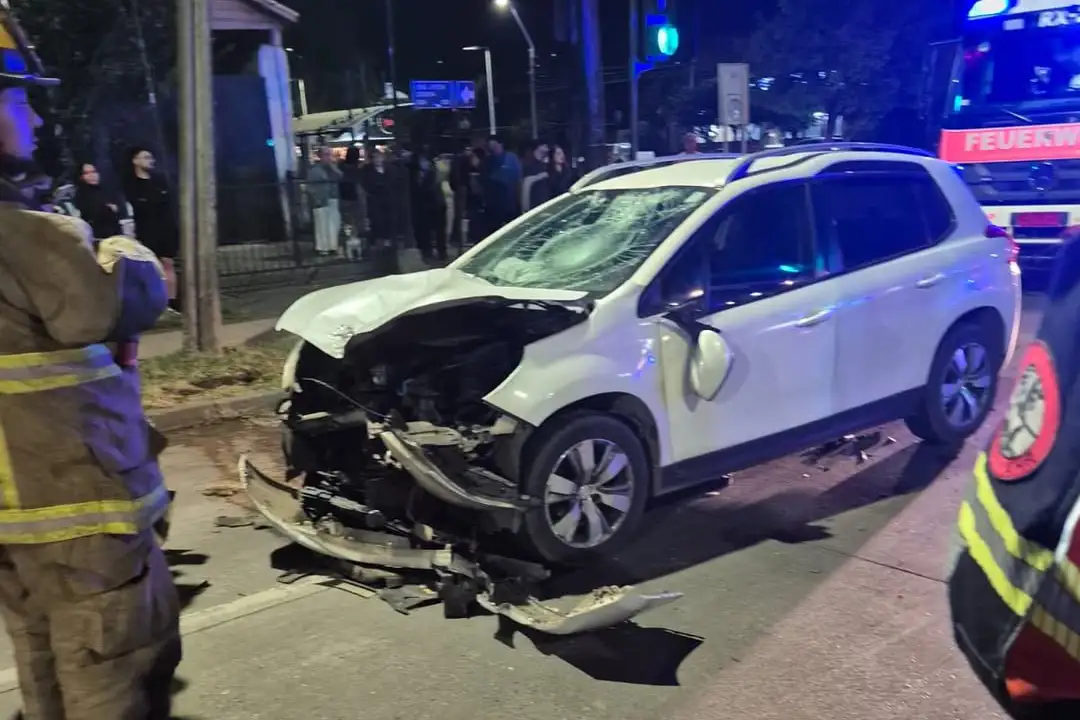 Grave accidente en Temuco deja a dos personas hospitalizadas tras choque en semáforo
