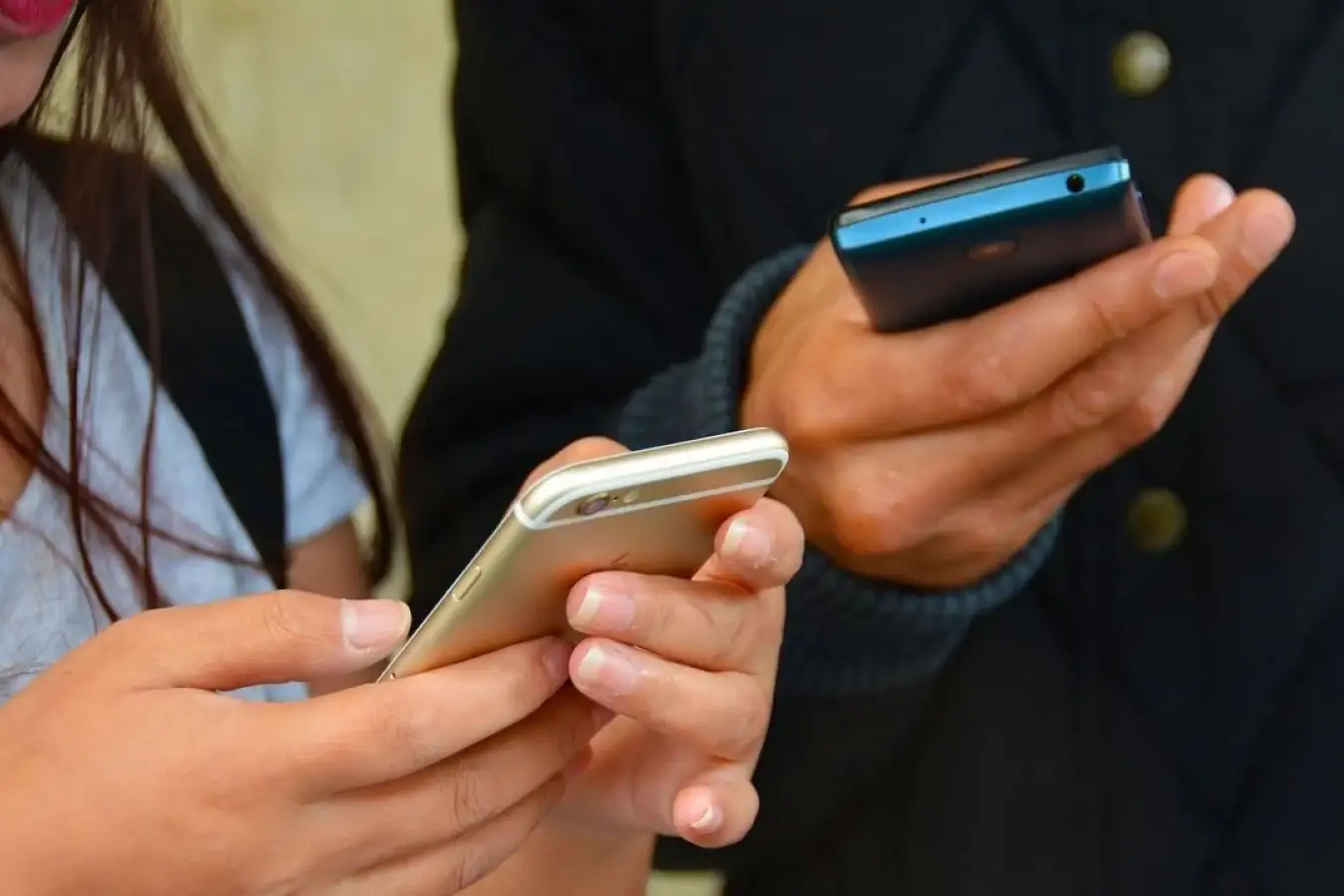 Uso de celulares quedará restringido en básica y media a partir de 2026