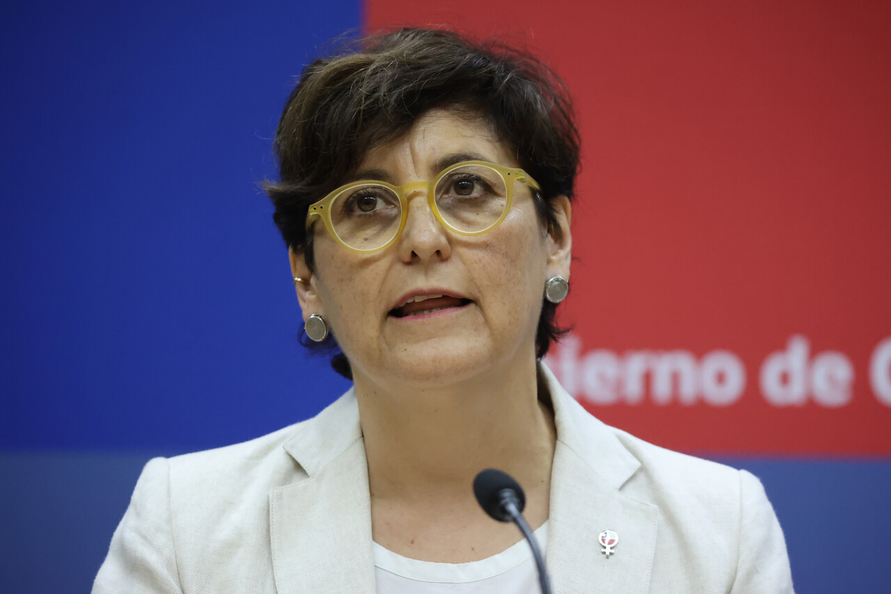 Ministra de Salud rompe el silencio por operación a su madre y niega trato preferente