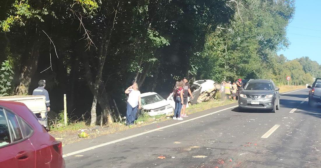 Accidente vehicular en ruta Villarrica–Freire moviliza a equipos de emergencia en sector Coipue