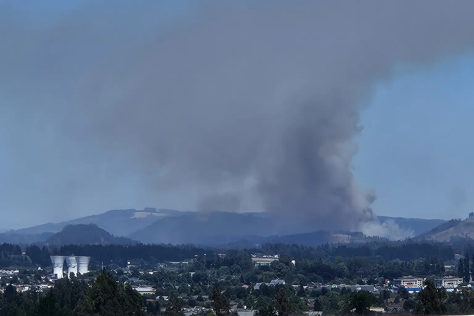 Alerta Roja en Temuco por incendio forestal moviliza recursos de emergencia