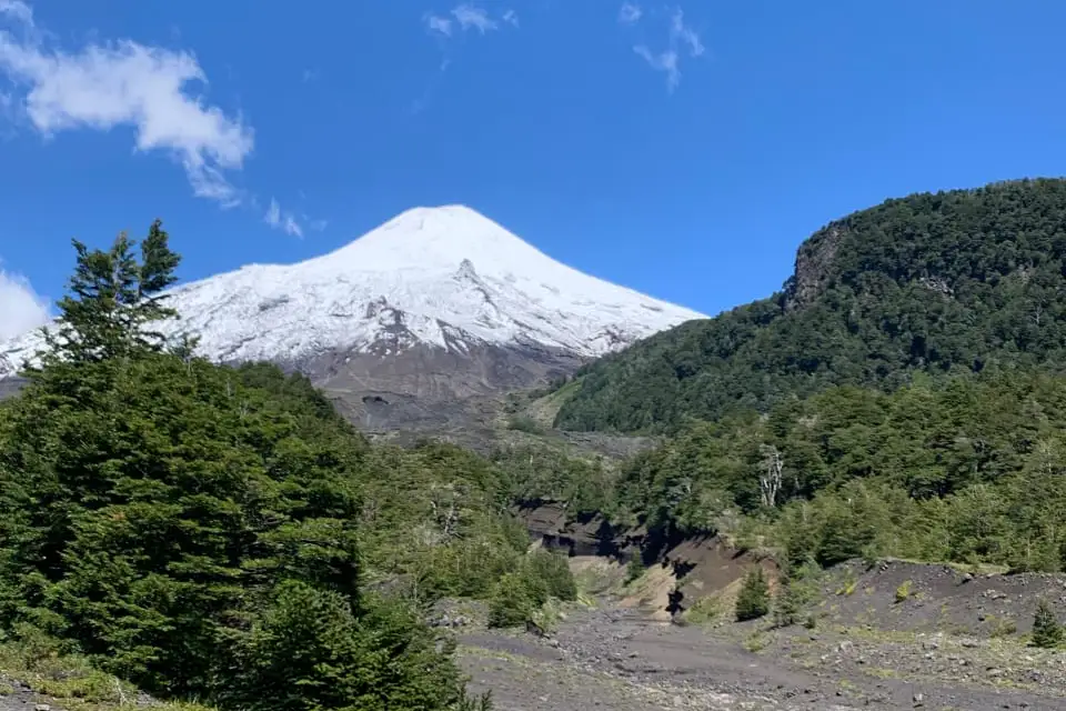 Volcanes de La Araucanía amanecieron cubiertos de nieve en pleno verano.