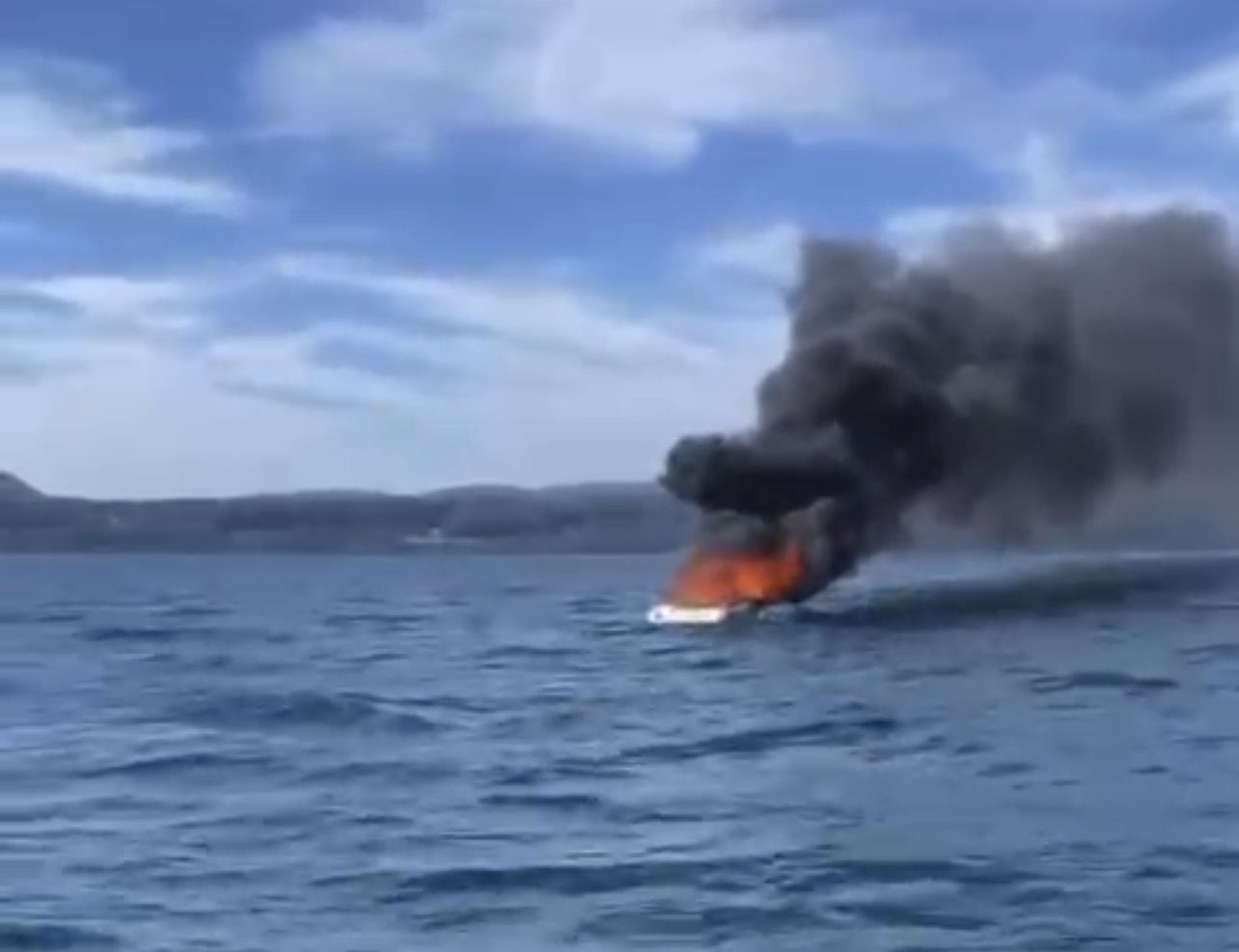lancha incendiada en Lago Villarrica