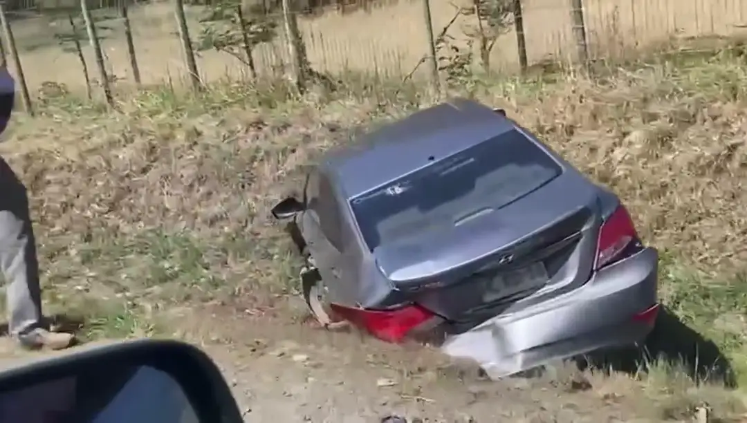 Accidente vehicular en ruta Freire Villarrica involucra varios autos.