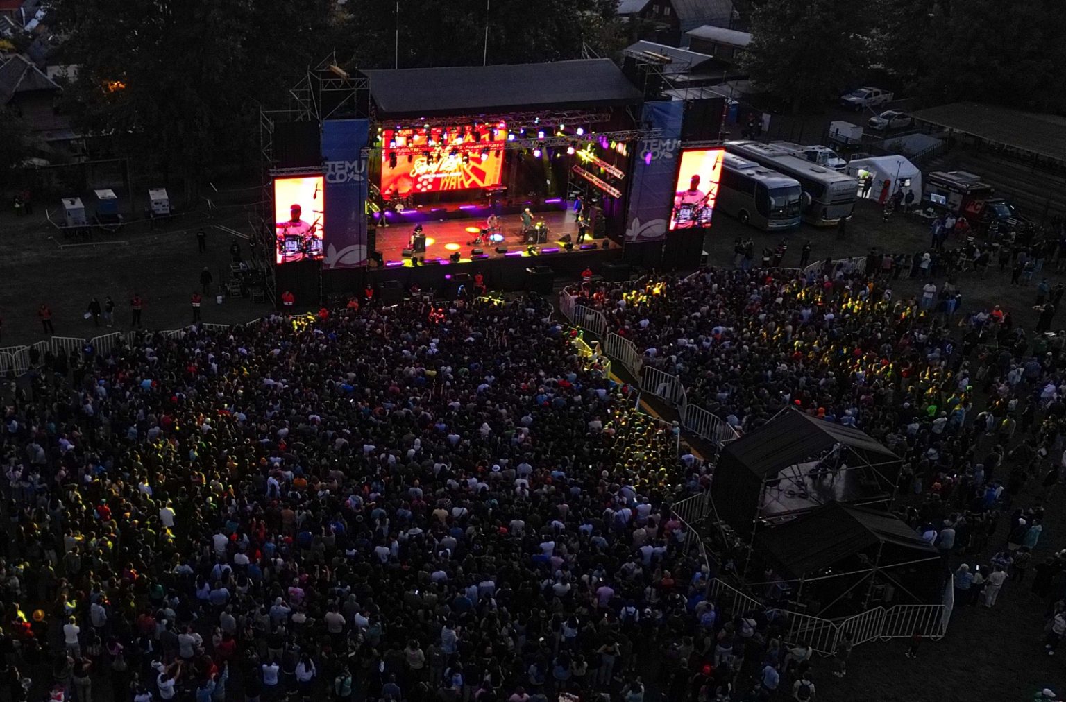 Los 145 años de Temuco reunieron a miles en el Estadio Germán Becker.