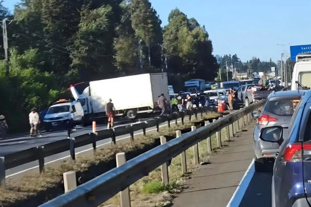 Colisión entre microbús y camión suspende tránsito en Ruta 5 Sur en sector Licanco
