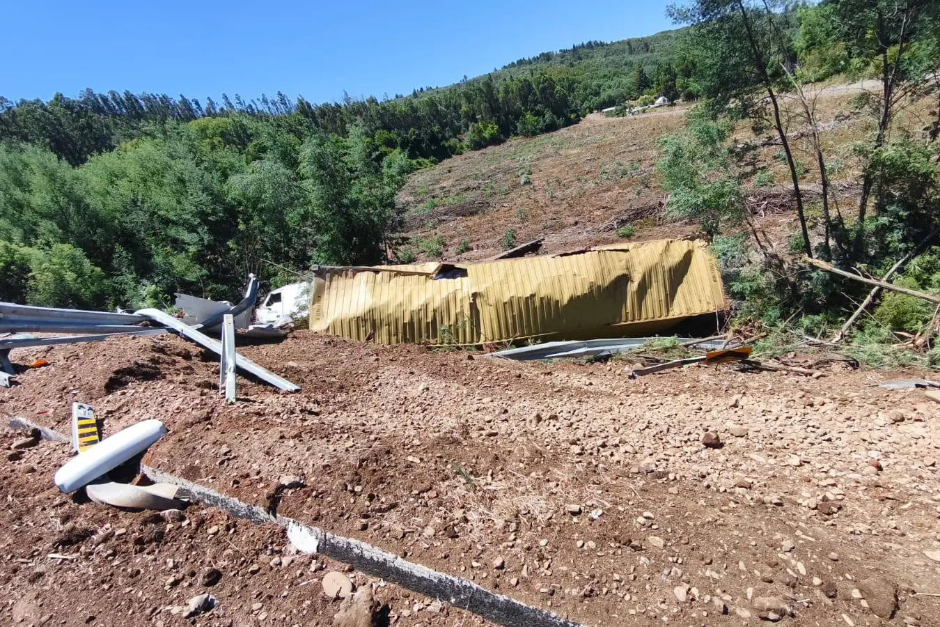 Volcamiento de vehículo mayor moviliza a Bomberos en Ruta 5 Sur, Collipulli