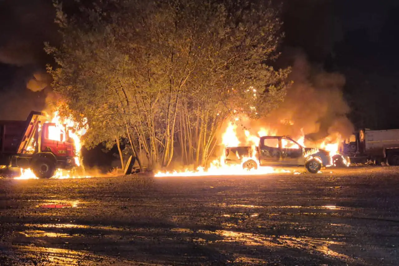 Ataque incendiario en Lautaro dejó cuatro vehículos destruidos y pérdidas millonarias.