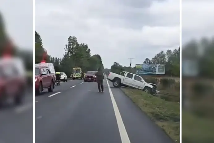 SAMU, Carabineros y Bomberos de Freire responden a colisión frontal en ruta Freire Villarrica.