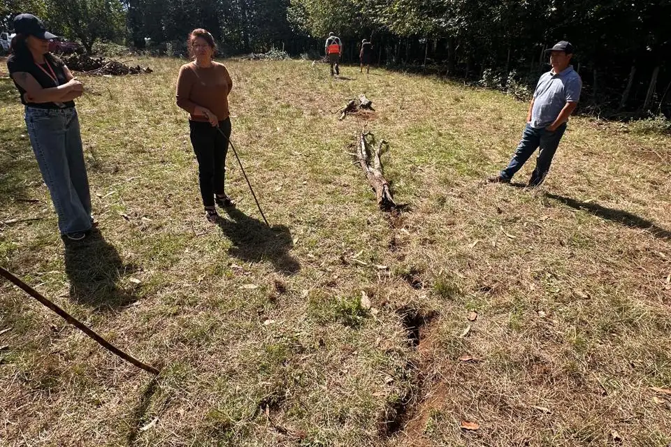 Grieta en Padre Las Casas será analizada por Sernageomin tras inspección de Senapred.