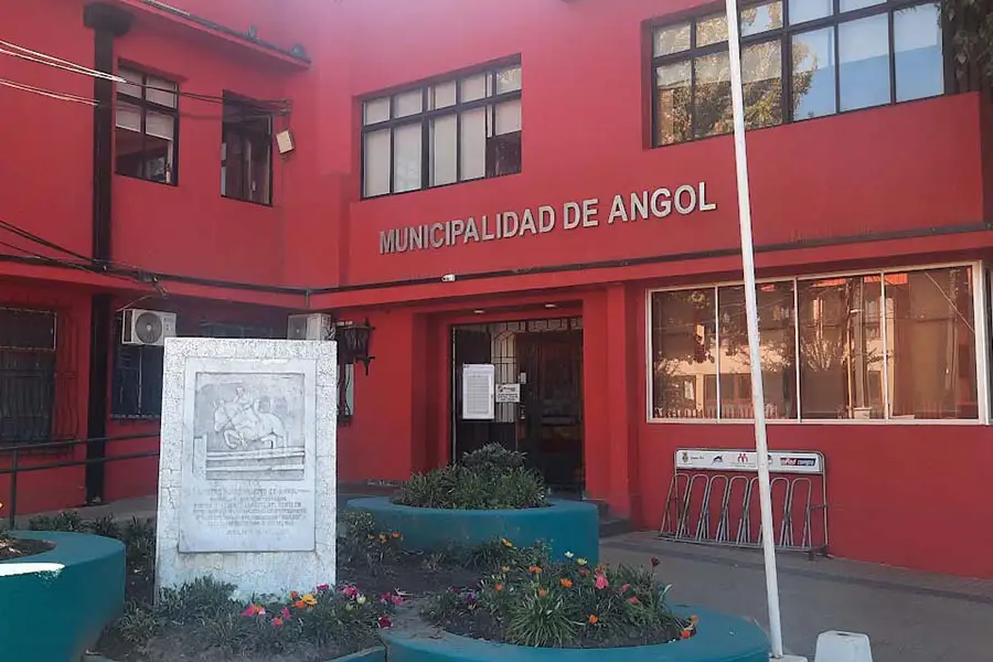 Contraloría detecta pagos irregulares por más de $50 millones a exdirector de Salud Municipal de Angol