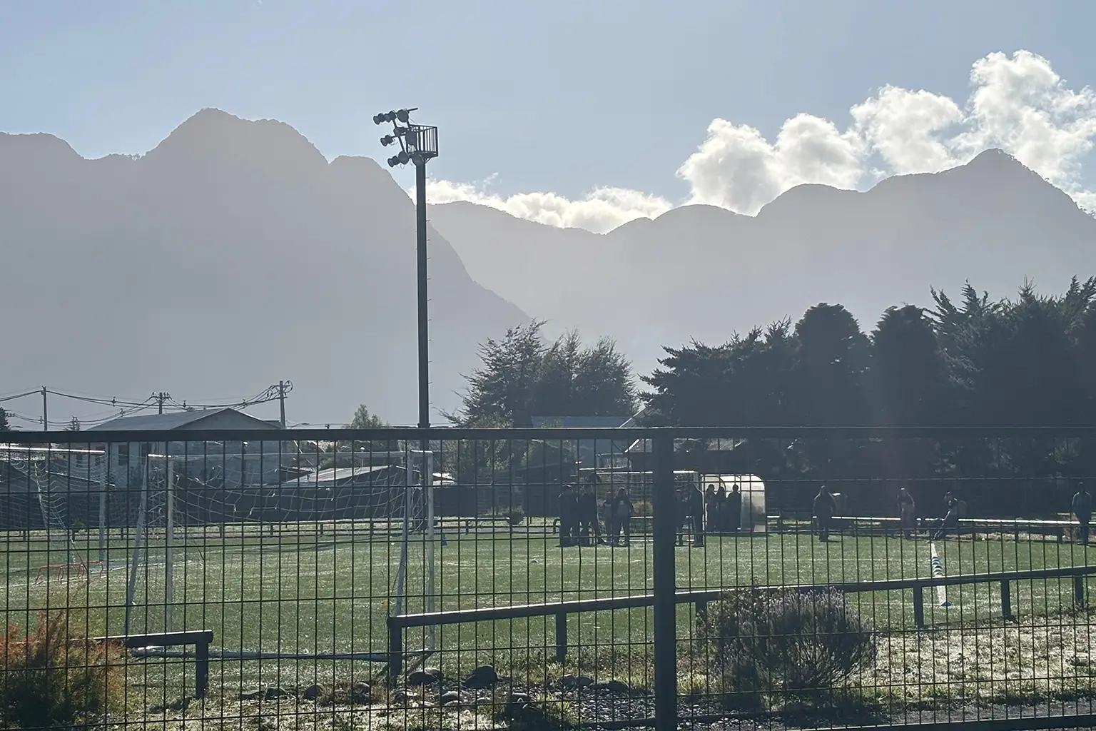 Después de casi 10 años, el Estadio Municipal de Pucón por fin tiene luz de verdad