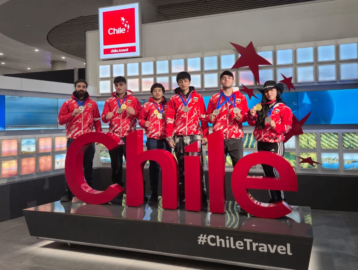 Karatecas de Pucón obtienen 12 medallas en torneo internacional disputado en Perú